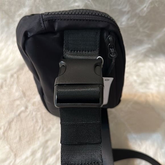 lululemon 1L NWT Black Everywhere Belt Bag Fanny Pack Water Repellent - Picture 11 of 15